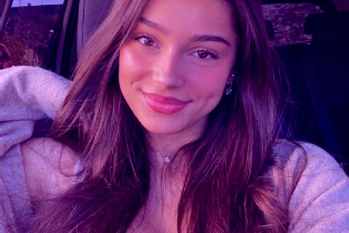Stella, 37, a brunette green-eyed mixed companion based in Cantanhede. Offering A-Level, GFE, Travel Companion, Deep French Kissing, Party Girl. Available fo...