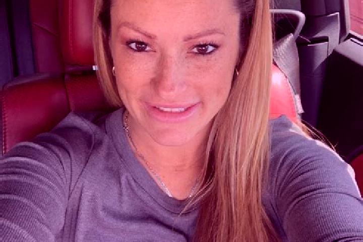 Stella, 38, a blonde amber-eyed latina companion based in Cipolletti. Offering Dinner Date, Party Girl. Available for incall and outcall, day and evening dates.