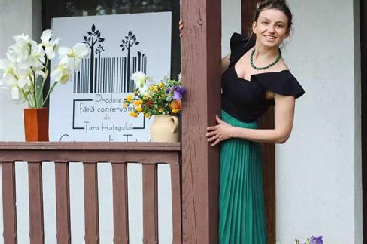 Stella, 39 — Escort in Totesti, Romania