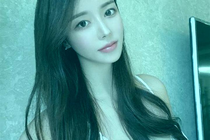 Victoria, 26 — Escort in Wanchong, China
