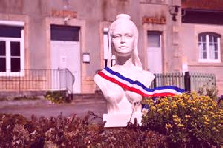 Victoria, 28 — Escort in Mouettes, France