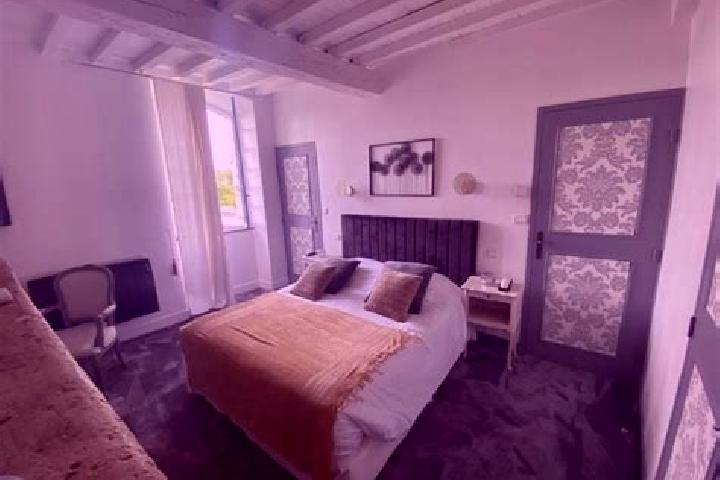 Victoria, 30 — Escort in Bourdeilles, France