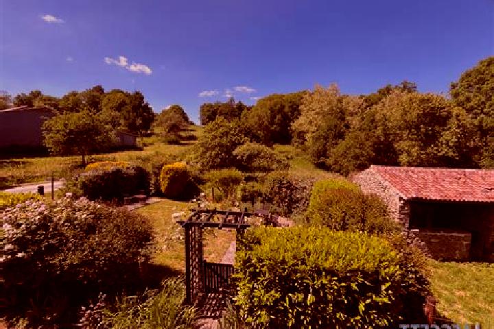 Victoria, 30 — Escort in Saint-Sornin-Lavolps, France