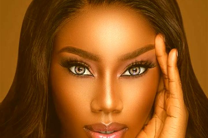 Victoria, 36, a red blue-eyed ebony companion based in Mehkerek. Offering CIM, Duos. Available for incall and outcall, day and evening dates.