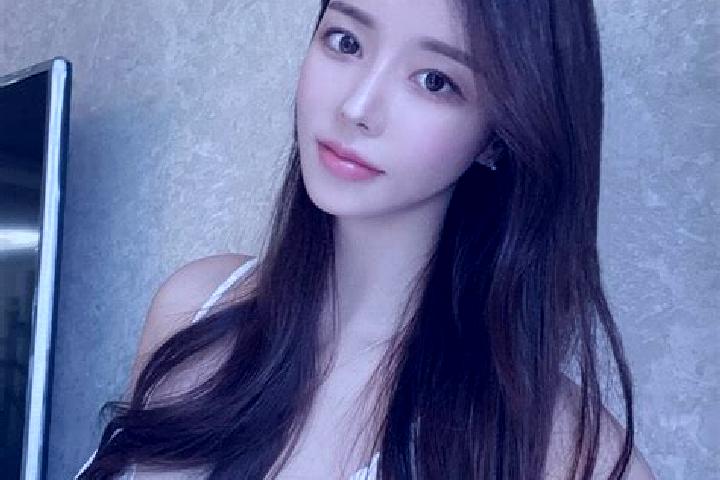Violet, 20 — Escort in Duze, China