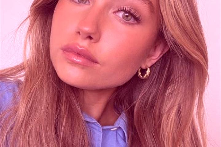 Violet, 21, a dark blonde green-eyed mixed companion based in Patos de Minas. Offering Prostate Massage, Overnight, Deep French Kissing, 69. Available for in...