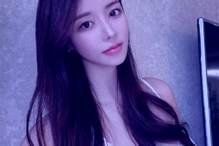 Violet, 21 — Escort in Huangyangtan, China