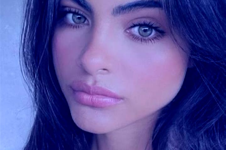 Violet, 22, a black hazel-eyed caucasian companion based in El Mollejon. Offering Domination, 69. Available for incall and outcall, day and evening dates.