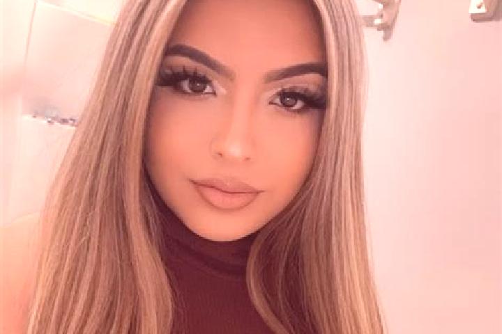 Violet, 22, a blonde grey-eyed latina companion based in West Lawn. Offering OWO, Couples, Massage. Available for incall and outcall, day and evening dates.