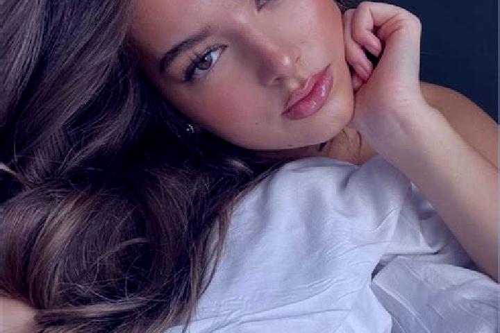 Violet, 22, a chestnut green-eyed latina companion based in San Miguel Acatan. Offering Tantra, 69. Available for incall and outcall, day and evening dates.