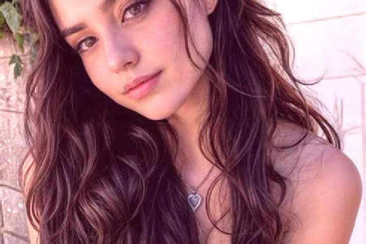 Violet, 23, a auburn amber-eyed middle eastern companion based in Solok. Offering Couples, Deep French Kissing, Girlfriend Experience, A-Level. Available for...