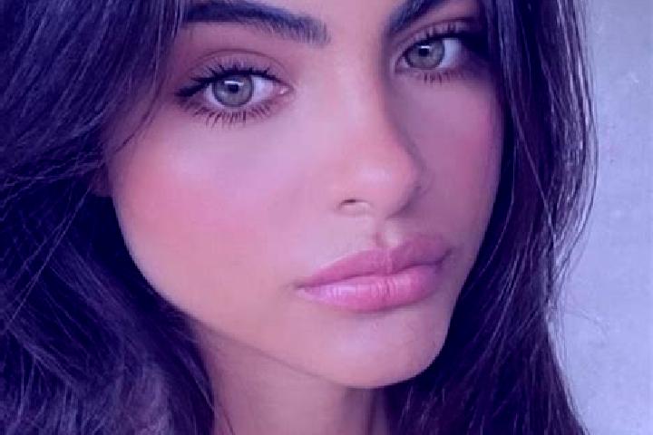 Violet, 23, a brunette green-eyed middle eastern companion based in Candelario. Offering 69, Massage, Couples. Available for incall and outcall, overnight bo...
