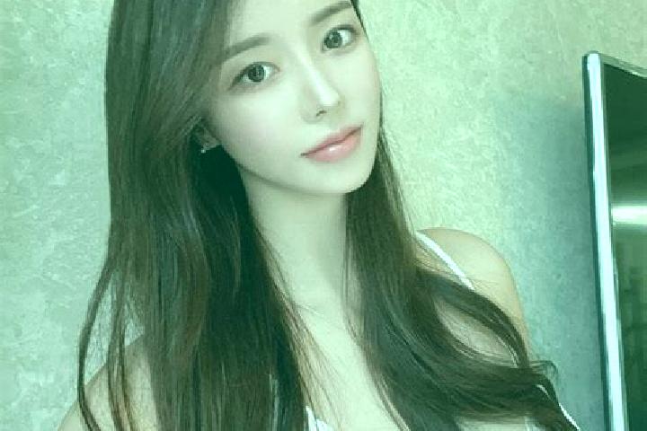 Violet, 23 — Escort in Haozigang, China