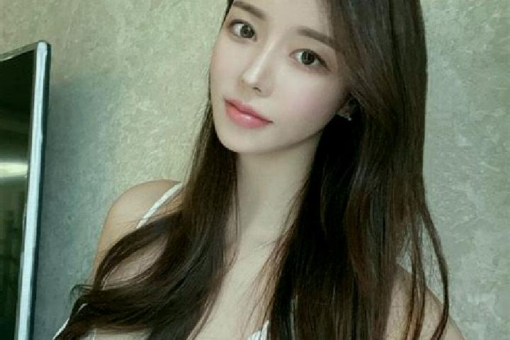 Violet, 23 — Escort in Huizhai, China