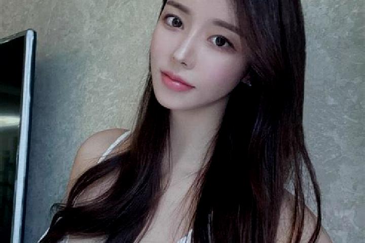 Violet, 24 — Escort in Berhtal, Ukraine