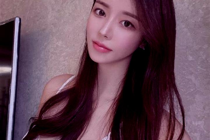 Violet, 24 — Escort in Calugarei, Romania
