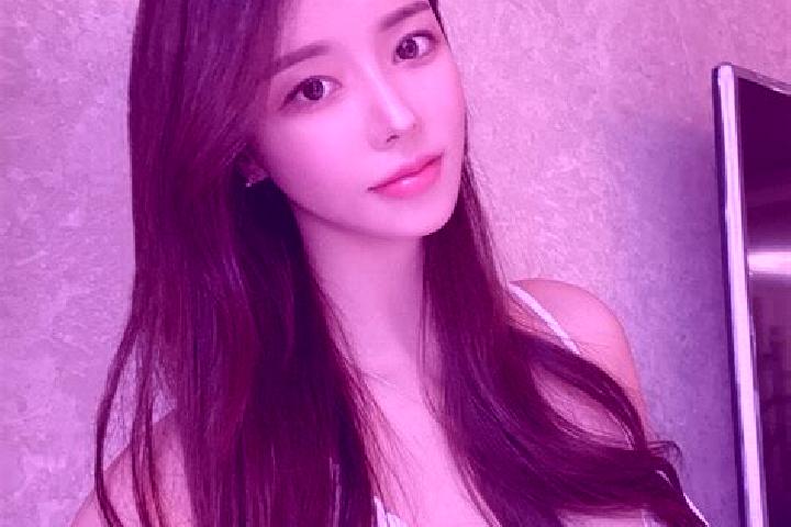 Violet, 24 — Escort in Jiaoxiyakou, China