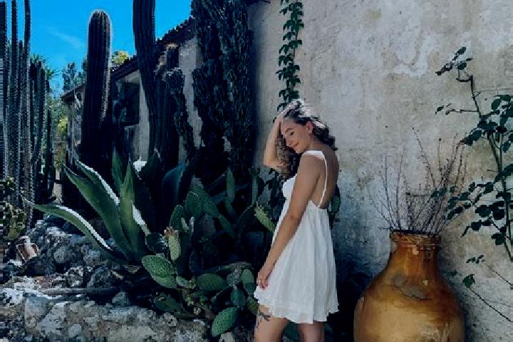 Violet, 25 — Escort in Ariano Ferrarese, Italy