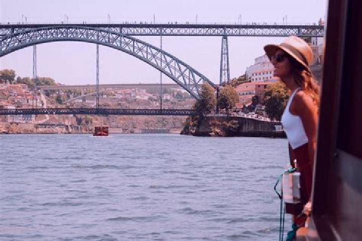 Violet, 25 — Escort in Barco, Portugal