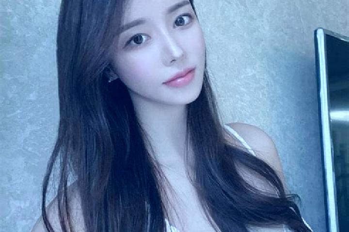 Violet, 25 — Escort in Xiaomiaozi, China