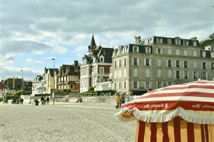 Violet, 28 — Escort in Trouville, France