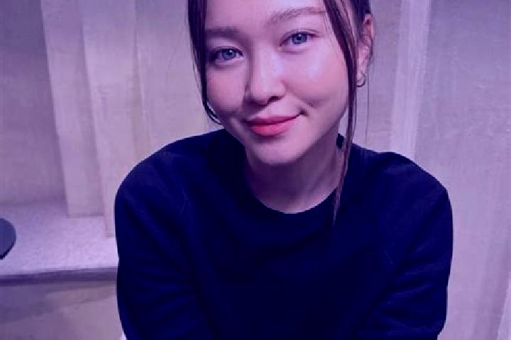 Violet, 29, a auburn blue-eyed asian companion based in Braunau Neustadt. Offering Tantra, Fetish, Erotic Massage. Available for incall and outcall, day and ...
