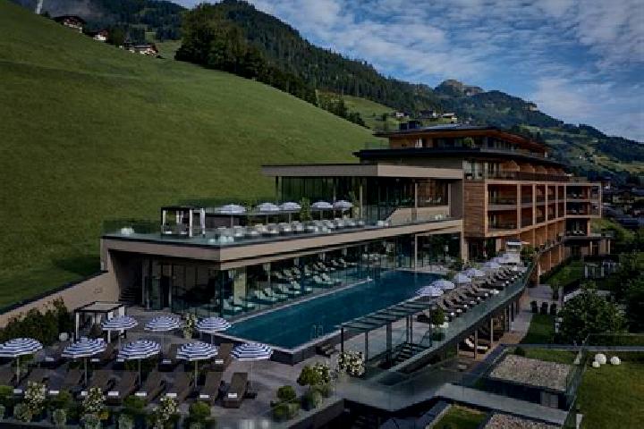 Violet, 29 — Escort in Muehlbach am Hochkoenig, Austria