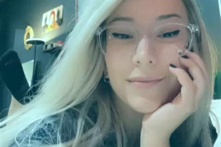 Violet, 30, a blonde grey-eyed mixed companion based in Adra. Offering CIM, Girlfriend Experience. Available for incall and outcall, day and evening dates.