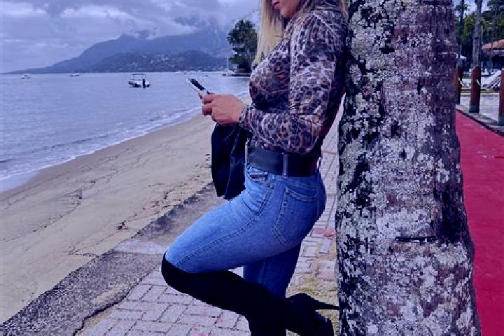 Violet, 31 — Escort in Candido Sales, Brazil