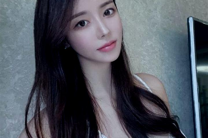 Violet, 32 — Escort in Somorpenang, Indonesia