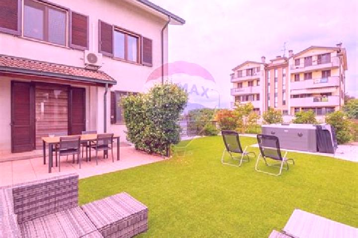 Violet, 33 — Escort in Civesio, Italy