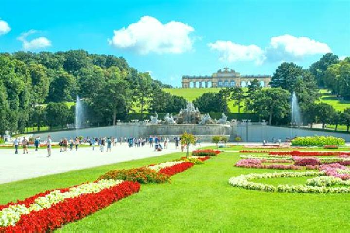 Violet, 33 — Escort in Schoenbrunn, Germany