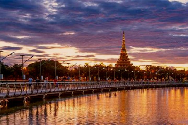 Violet, 35 — Escort in Si Chomphu, Thailand