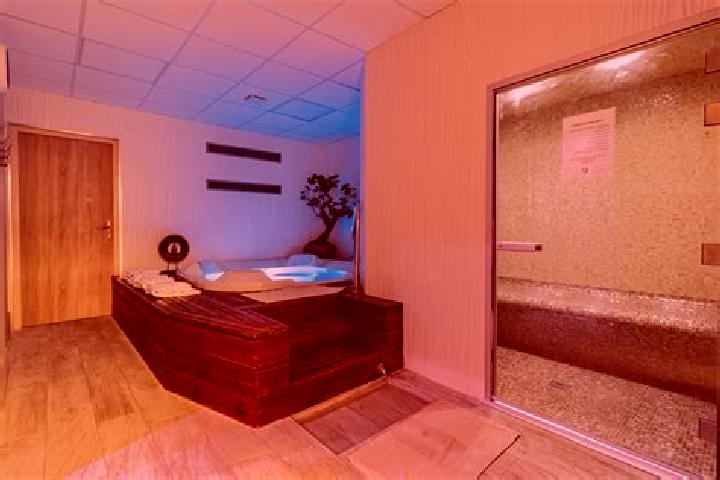 Violet, 37, a red dark-eyed caucasian companion based in Mont-de-Marsan. Offering Overnight, BDSM, Massage, Dinner Date. Available for incall and outcall, da...