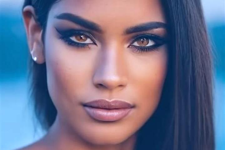 Willow, 21, a red dark-eyed latina companion based in Pezzalunga. Offering OWO, GFE, Duos, Tantra. Available for incall and outcall, day and evening dates.