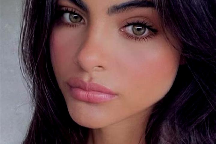 Willow, 23, a red dark-eyed latina companion based in Caernarvon. Offering Duos, GFE, Domination. Available for incall and outcall, day and evening dates.