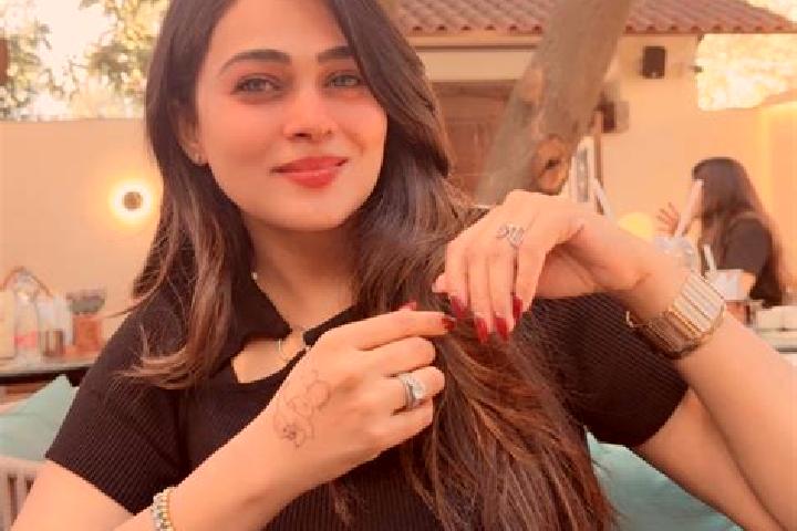 Willow, 26 — Escort in Dhola, India