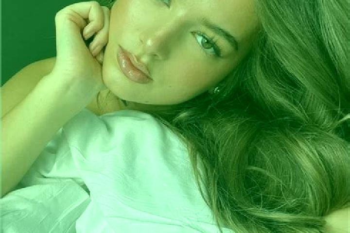 Willow, 30, a brunette hazel-eyed latina companion based in Een. Offering Deep French Kissing, Travel Companion, A-Level. Available for incall and outcall, o...