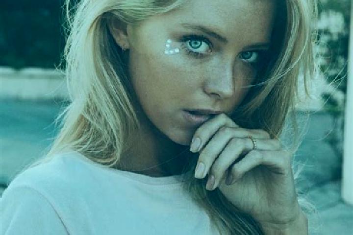Willow, 35, a blonde blue-eyed mediterranean companion based in Versalles. Offering Striptease, Fetish, GFE. Available for incall and outcall, day and evenin...