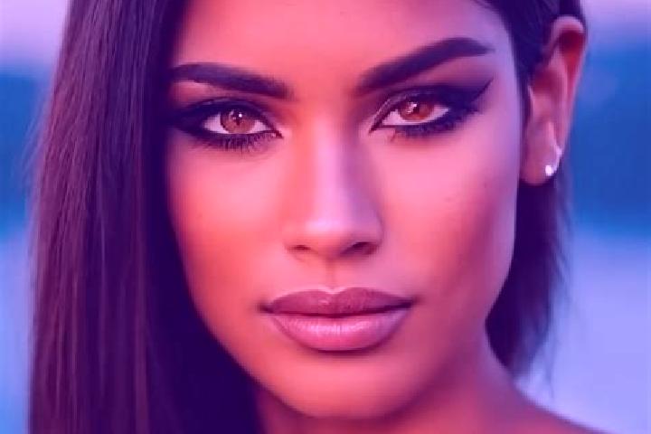 Zoe, 20, a chestnut dark-eyed latina companion based in Sastago. Offering CIM, Massage, Domination, 69. Available for incall and outcall, day and evening dates.