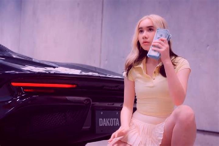 Zoe, 21 — Escort in Candi, Indonesia