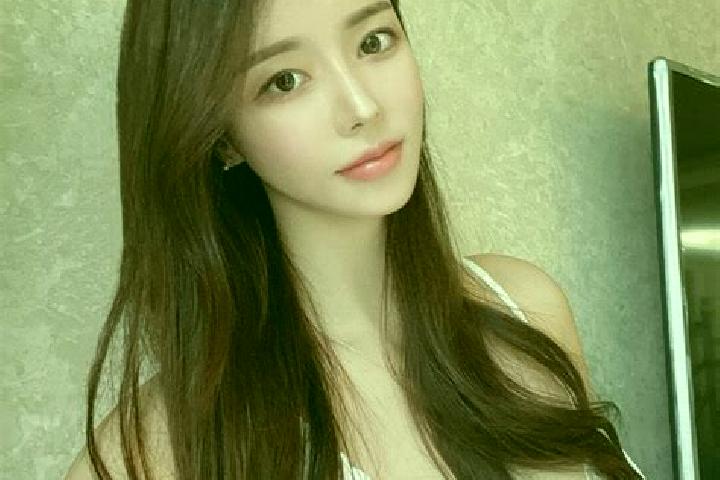 Zoe, 21 — Escort in Zhangbu, China