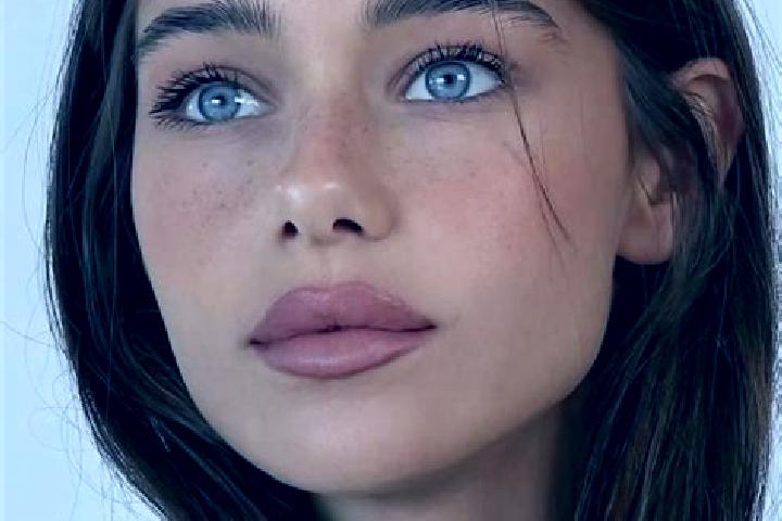 Zoe, 22, a brunette brown-eyed middle eastern companion based in Nossa Senhora Aparecida. Offering Dinner Date, BDSM, Duos, Erotic Massage. Available for inc...