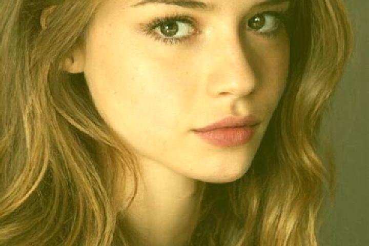 Zoe, 22, a chestnut blue-eyed latina companion based in Casola in Lunigiana. Offering OWO, Erotic Massage, A-Level, Deep French Kissing. Available for incall...