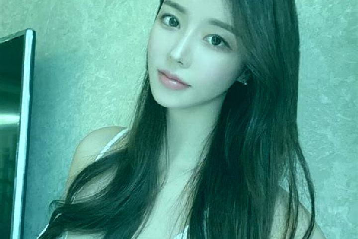 Zoe, 22 — Escort in Xisaishan, China