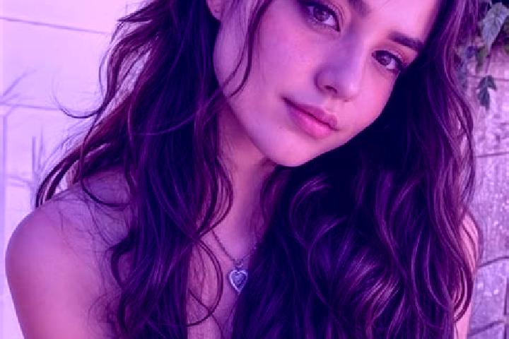 Zoe, 23, a auburn hazel-eyed mixed companion based in Targu Bujor. Offering Striptease, Couples, Deep French Kissing. Available for incall and outcall, overn...