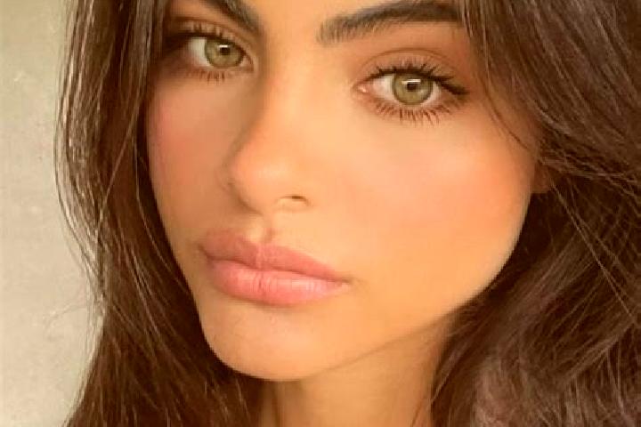 Zoe, 23, a brunette amber-eyed middle eastern companion based in Shelomy. Offering Massage, Dinner Date, BDSM. Available for incall and outcall, day and even...