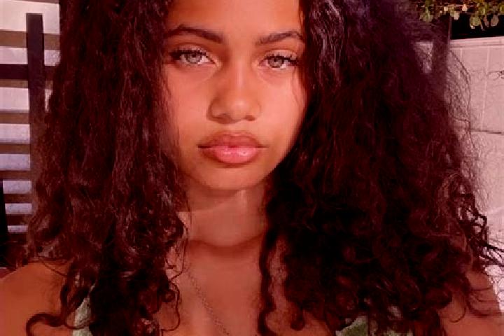 Zoe, 23, a chestnut green-eyed mixed companion based in Epitalio. Offering 69, A-Level, Overnight. Available for incall and outcall, day and evening dates.