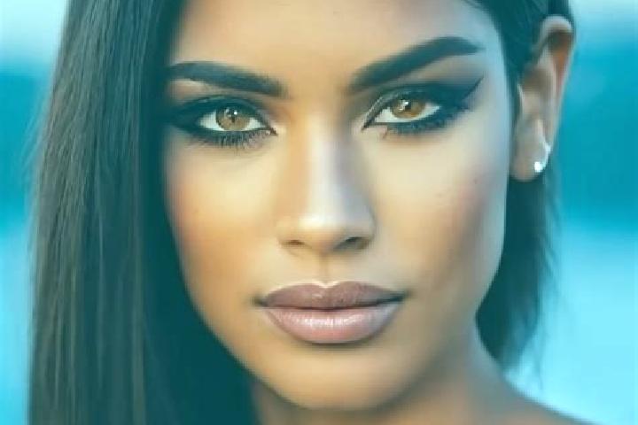 Zoe, 24, a dark blonde dark-eyed latina companion based in Licki Osik. Offering Deep French Kissing, 69, Striptease. Available for incall and outcall, day an...