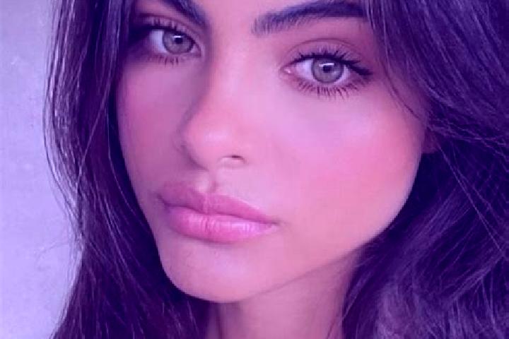 Zoe, 24, a red green-eyed latina companion based in Villaescusa. Offering BDSM, CIM, Girlfriend Experience. Available for incall and outcall, overnight booki...